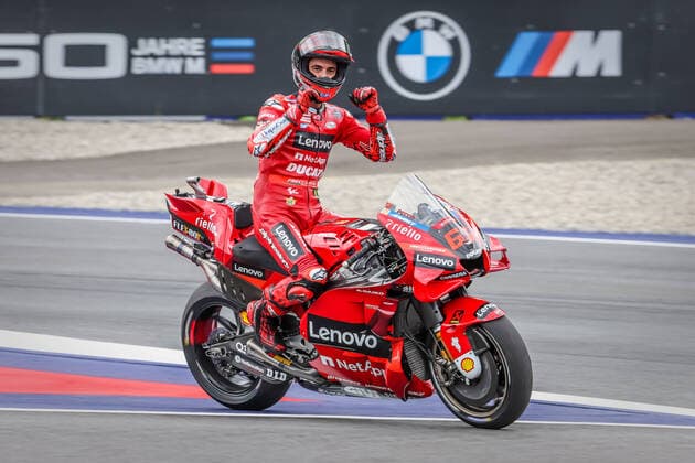 Bilder des Jahres 2022, Sport 08 August Sport Themen der Woche KW33 Sport Bilder des Tages MOTORSPORTS - MotoGP, GP of Austria 2022 SPIELBERG,AUSTRIA,21.AUG.22 - MOTORSPORTS - MotoGP, Grand Prix of Austria, Red Bull Ring. Image shows the rejoicing of Francesco Bagnaia (ITA Ducati Team).  GEPAxpictures xManfredxBinder
