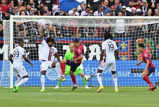 Saif-eddine Khaoui (clermont) vs Dante (nice) FOOTBALL : Clermont Foot vs OGC Nice - Ligue 1 Uber Eats - 21 08 2022 FredericChambert Panoramic 