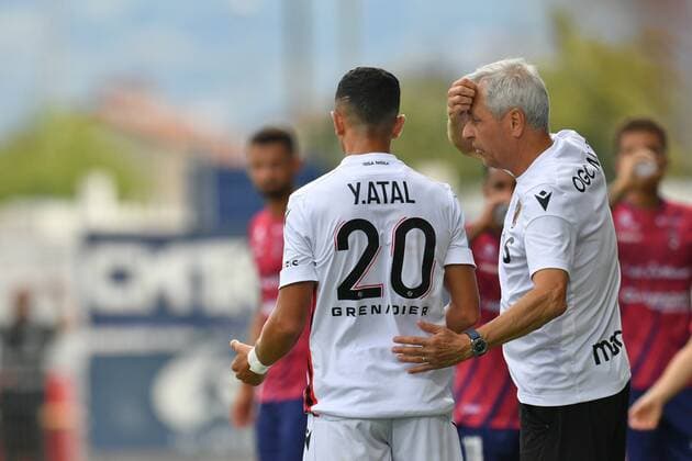 Youcef Atal avec Lucien Favre (entraineur nice) FOOTBALL : Clermont Foot vs OGC Nice - Ligue 1 Uber Eats - 21 08 2022 FredericChambert Panoramic 
