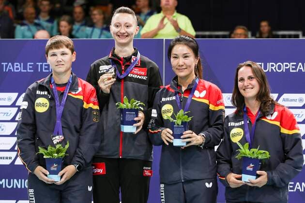 VARIOUS SPORTS - European Championships MUNICH,GERMANY,21.AUG.22 - Table tennis, Tischtennis - European Championships, women. Image shows Nina Mittelham (GER), Sofia Polcanova (AUT), Xiaona Shan and Sabine Winter (GER). Keywords: medal.  GEPAxpictures xPatrickxSteiner