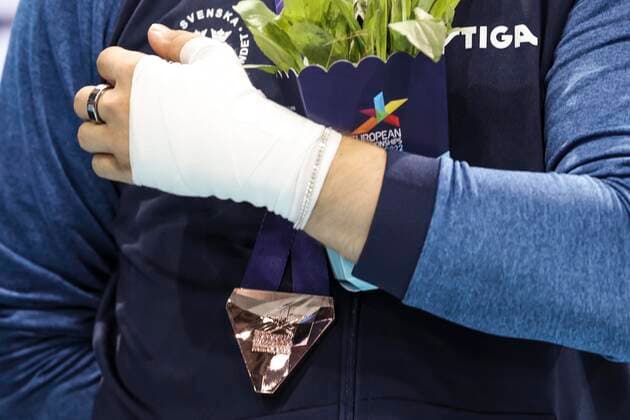 VARIOUS SPORTS - European Championships MUNICH,GERMANY,21.AUG.22 - Table tennis, Tischtennis - European Championships, men. Image shows shows the hand of Kristian Karlsson (SWE). Keywords: medal.  GEPAxpictures xPatrickxSteiner