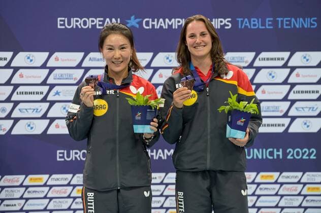 European Championships Munich 2022 on 21 08 2022 in the Rudi Sedlmayer Halle in Munich Ladies award ceremony single 3 place for Shan Xiaona GER , left and Sabine Winter GER xJFx