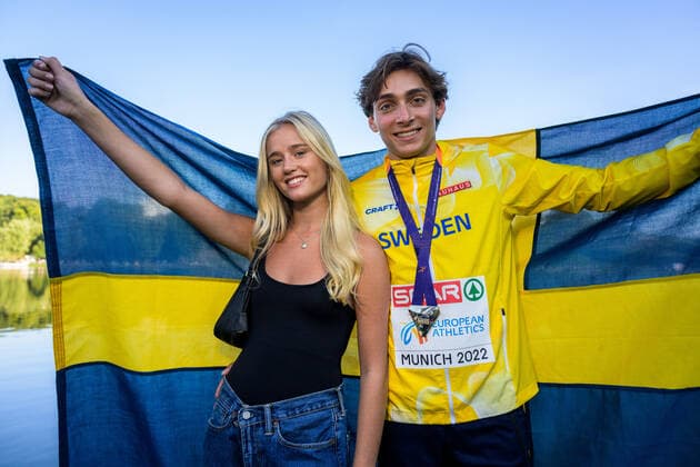 220821 Armand Duplantis of Sweden with his girlfriend Desire Inglander at the medal ceremony for men?s pole vault during day 11 of the European Championships on August 21, 2022 in Munich. Photo: Vegard Grott BILDBYRAN kod VG VG0339 friidrott athletics friidrett europamästerskap em em 2022 european championships munich 2022 munchen-em day 11 bbeng jubel celebration em-guld stavhopp pole vault sverige *** 220821 Armand Duplantis of Sweden with his girlfriend Desire Inglander at the medal ceremony for men?s pole vault during day 11 of the European Championships on August 21, 2022 in Munich Photo Vegard Grott BILDBYRAN code VG VG0339 friidrott athletics friidrett europamästerskap em em 2022 european championships munich 2022 munchen em day 11 bbeng jubel celebration em gold pole vault pole vault sweden,  Copyright: VEGARDxGRoTT BB220821VG011