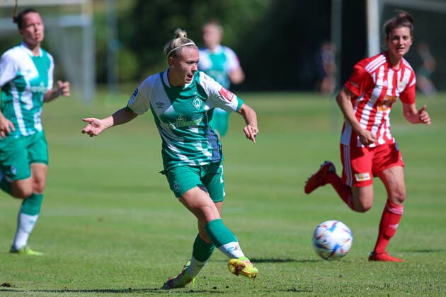 v li Lena Triendl SV Werder Bremen, 26 on the ball, single image, full body, action, game scene, 21 08 2022, Elsdorf Germany , football, test match women, 1 FC Union Berlin SV Werder Bremen xobx