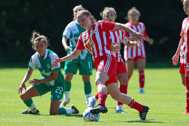 v li Pauline Wimmer 1 FC Union Berlin, 19 on the ball, single image, full body, action, game scene, 21 08 2022, Elsdorf Germany , football, test match women, 1 FC Union Berlin SV Werder Bremen xobx