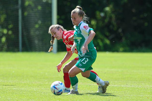 f li Lisa Heiseler 1 FC Union Berlin, 7 and Ricarda Walkling SV Werder Bremen, 13 in duel, duel, dynamics, action, action, game scene, 21 08 2022, Elsdorf Germany , football, test match women, 1 FC Union Berlin SV Werder Bremen xobx