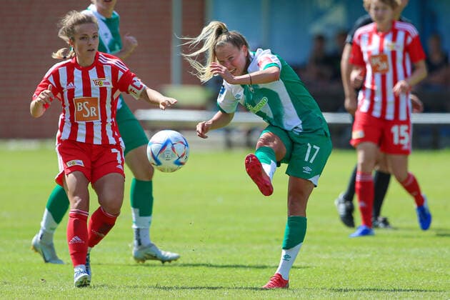 v li Margarita Gidion SV Werder Bremen, 17 on the ball, single image, full body, action, game scene, 21 08 2022, Elsdorf Germany , football, test match women, 1 FC Union Berlin SV Werder Bremen xobx