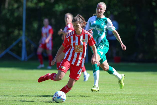 v li Marie Becker 1 FC Union Berlin, 4 on the ball, single image, full body, action, game scene, 21 08 2022, Elsdorf Germany , football, test match women, 1 FC Union Berlin SV Werder Bremen xobx
