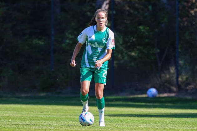 Hanna Nemeth SV Werder Bremen, 23 on the ball, crop, single image, full body, action, game scene, 21 08 2022, Elsdorf Germany , football, test match women, 1 FC Union Berlin SV Werder Bremen xobx