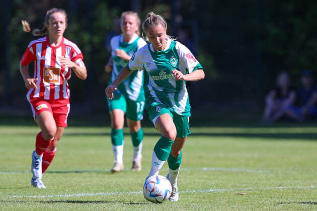 Michelle Weiß SV Werder Bremen, 8 on the ball, single image, full body, action, game scene, 21 08 2022, Elsdorf Germany , football, test match women, 1 FC Union Berlin SV Werder Bremen xobx