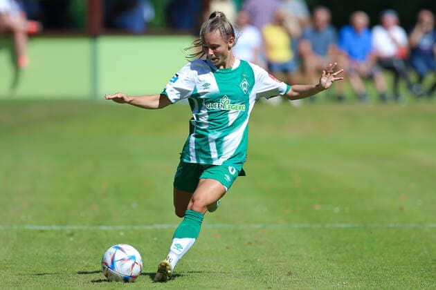 Michelle Weiß SV Werder Bremen, 8 on the ball, crop, single image, full body, action, game scene, 21 08 2022, Elsdorf Germany , football, test match women, 1 FC Union Berlin SV Werder Bremen xobx