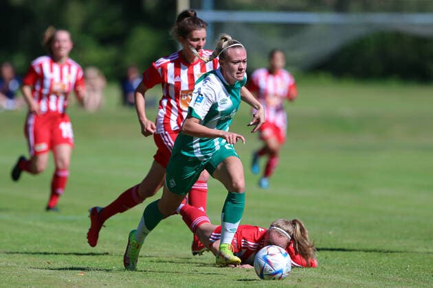 v li Lena Triendl SV Werder Bremen, 26 on the ball, single image, full body, action, game scene, 21 08 2022, Elsdorf Germany , football, test match women, 1 FC Union Berlin SV Werder Bremen xobx