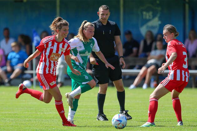 from left Marie Becker 1 FC Union Berlin, 4 , Ricarda Walkling SV Werder Bremen, 13 and Pauline Gericke 1 FC Union Berlin, 3 in duel, duel, dynamics, action, game scene, 21 08 2022, Elsdorf Germany , football, test match women, 1 FC Union Berlin SV Werder Bremen xobx