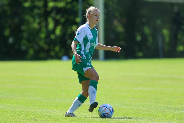 Eefje Bötjer SV Werder Bremen, 24 on the ball, crop, single image, full body, action, game scene, 21 08 2022, Elsdorf Germany , football, test match women, 1 FC Union Berlin SV Werder Bremen xobx