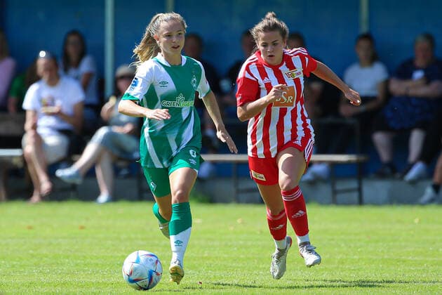 f li Michelle Weiß SV Werder Bremen, 8 and Elisa Spolaczyk 1 FC Union Berlin, 17 in duel, duel, dynamics, action, action, game scene, 21 08 2022, Elsdorf Germany , football, test match women, 1 FC Union Berlin SV Werder Bremen xobx