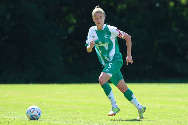 Michelle Ulbrich SV Werder Bremen, 5 on the ball, crop, single image, full body, action, game scene, 21 08 2022, Elsdorf Germany , football, test match women, 1 FC Union Berlin SV Werder Bremen xobx