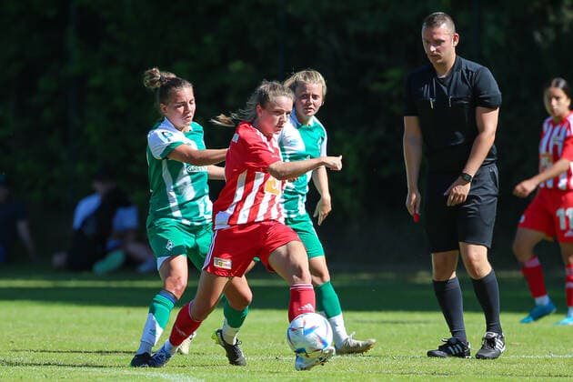 from left Rieke Dieckmann SV Werder Bremen, 22 , Lisa Heiseler 1 FC Union Berlin, 7 and Rieke Dieckmann SV Werder Bremen, 22 in duel, duel, dynamics, action, game scene, 21 08 2022, Elsdorf Germany , football, test match women, 1 FC Union Berlin SV Werder Bremen xobx