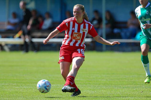 Pauline Wimmer 1 FC Union Berlin, 19 on the ball, single image, full body, action, game scene, 21 08 2022, Elsdorf Germany , football, test match women, 1 FC Union Berlin SV Werder Bremen xobx