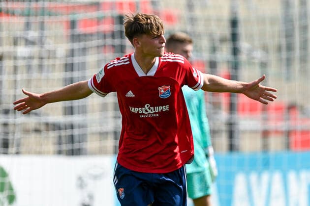 Dominique Girtler Unterhaching, 9 with goal celebration, cheering, goal celebration, celebrate the goal, goal, celebration, cheering about the goal to 2 1 by Dominique Girtler Unterhaching, 9 , optimistic, action, action, 21 08 2022, Unterhaching Germany , Football, A Junior Bundesliga Süd Südwest, SpVgg Unterhaching FC Bayern München, DFB DFL REGULATES PROHIBIT ANY USE OF PHOTOGRAPHS AS IMAGE SEQUENCES AND OR QUASI VIDEO xslx