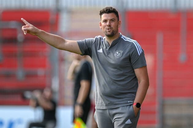Coach Marc Unterberger Unterhaching gives instructions, gestures, gesticulate with arms, gives instructions, gesticulate frame, action, action, 21 08 2022, Unterhaching Germany , Football, A Junior Bundesliga Süd Südwest, SpVgg Unterhaching FC Bayern München, DFB DFL REGULATIONS PROHIBIT ANY USE OF PHOTOGRAPHS AS IMAGE SEQUENCES AND OR QUASI VIDEO xslx