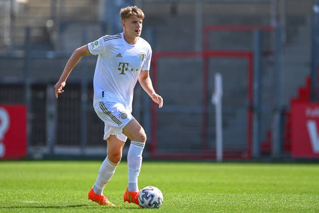 Grayson Dettoni FCB, 4 on the ball, crop, single image, action, action, 21 08 2022, Unterhaching Germany , Football, A Junioren Bundesliga Süd Südwest, SpVgg Unterhaching FC Bayern München, DFB DFL REGULATIONS PROHIBIT ANY USE OF PHOTOGRAPHS AS IMAGE SEQUENCES AND OR QUASI VIDEO xslx