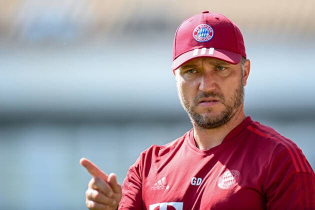 Coach Danny Galm FCB gives instructions, gestures, gesticulate with arms, gives instructions, gesticulate frame, action, action, 21 08 2022, Unterhaching Germany , Football, A Junioren Bundesliga Süd Südwest, SpVgg Unterhaching FC Bayern München, DFB DFL REGULATIONS PROHIBIT ANY USE OF PHOTOGRAPHS AS IMAGE SEQUENCES AND OR QUASI VIDEO xslx