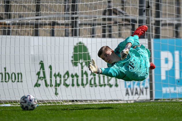 Bejnamin Ballas goalkeeper, FCB, 1 can not hold the foul penalty of Aaron Keller Unterhaching, 10 not in the picture, not pictured, crop, frame, action, action, 21 08 2022, Unterhaching Germany , Football, A Junioren Bundesliga Süd Südwest, SpVgg Unterhaching FC Bayern München, DFB DFL REGULATIONS PROHIBIT ANY USE OF PHOTOGRAPHS AS IMAGE SEQUENCES AND OR QUASI VIDEO xslx