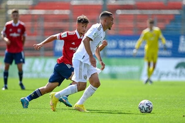 v li Florian Markert Unterhaching, 6 Arjon Ibrahimovic FCB, 10 in duel, duel, tackle, dynamic, action, action, 21 08 2022, Unterhaching Germany , Football, A Junioren Bundesliga Süd Südwest, SpVgg Unterhaching FC Bayern München, DFB DFL REGULATIONS PROHIBIT ANY USE OF PHOTOGRAPHS AS IMAGE SEQUENCES AND OR QUASI VIDEO xslx