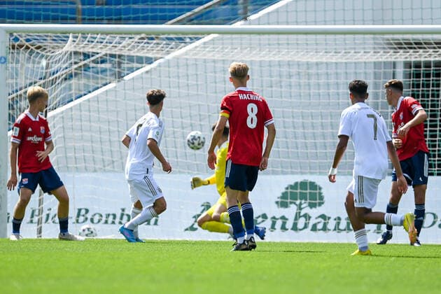 Kaan Bengi FCB, 5 scores the goal to 1 1, 21 08 2022, Unterhaching Germany , Football, A Junioren Bundesliga Süd Südwest, SpVgg Unterhaching FC Bayern München, DFB DFL REGULATES PROHIBIT ANY USE OF PHOTOGRAPHS AS IMAGE SEQUENCES AND OR QUASI VIDEO xslx