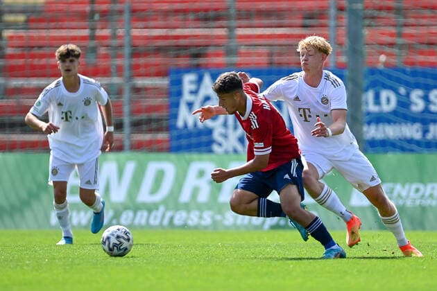 v li Florian Markert Unterhaching, 6 Lennard becker FCB, 8 in duel, duel, tackle, dynamics, action, action, 21 08 2022, Unterhaching Germany , Football, A Junioren Bundesliga Süd Südwest, SpVgg Unterhaching FC Bayern München, DFB DFL REGULATIONS PROHIBIT ANY USE OF PHOTOGRAPHS AS IMAGE SEQUENCES AND OR QUASI VIDEO xslx