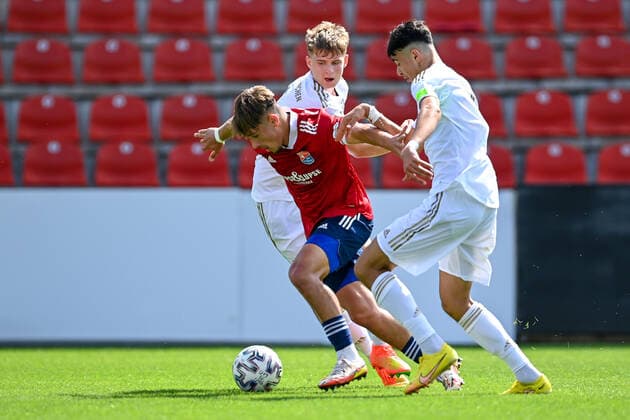 f l Leo Gabelunke Unterhaching, 17 Grayson Dettoni FCB, 4 Aleksandar Pavlovic FCB, 6 in duel, duel, tackle, dynamic, action, action, 21 08 2022, Unterhaching Germany , Football, A Junioren Bundesliga Süd Südwest, SpVgg Unterhaching FC Bayern München, DFB DFL REGULATIONS PROHIBIT ANY USE OF PHOTOGRAPHS AS IMAGE SEQUENCES AND OR QUASI VIDEO xslx