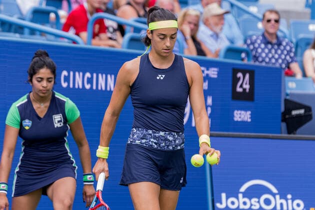 August 21, 2022, Mason, Ohio, USA: Caroline Garcia (FRA) selects balls prior to serving in the championship of the Western and Southern Open at the Lindner Family Tennis Center, Mason, Oh. Mason USA - ZUMAs304 20220821_zaf_s304_019 Copyright: xScottxStuartx