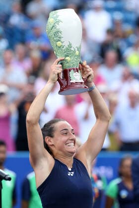 Sport Bilder des Tages Caroline Garcia of France holds up the champions trophy after defeating Petra Kvitova of The Czech Republic in the finals of the 2022 Western and Southern Masters at the Lindner Family Tennis Center in Mason, Ohio, US, 21 August 2022. Western and Southern Masters !ACHTUNG: NUR REDAKTIONELLE NUTZUNG!  Copyright: xMARKxLYONSx AME937 20220821-9b644874b864e1cca9501950c6169d8ff5d2bba4