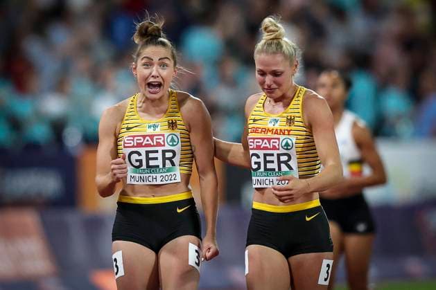Sport Themen der Woche KW33 Sport Bilder des Tages European Championships Munich22; Leichtathletik, 21.08.2022 Gina Lueckenkemper (GER) und Lisa Mayer (GER) feiern den Sieg mit der 4x100m-Staffel - European Championships Munich22 am 21.08.22 im Olympiastadion in Muenchen, Deutschland. *** European Championships Munich22 Athletics, 21 08 2022 Gina Lueckenkemper GER and Lisa Mayer GER celebrate victory with the 4x100m relay European Championships Munich22 at Olympiastadion on 21 08 22 in Munich, Germany. Copyright: xBEAUTIFULxSPORTS AxelxKohringx