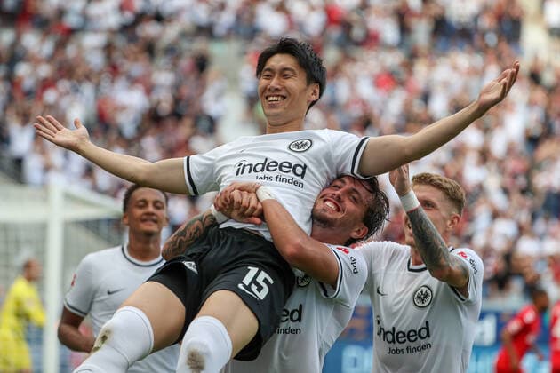 Sport Themen der Woche KW33 Sport Bilder des Tages xMHx - Fussball 1. Bundesliga 03. Spieltag Eintracht Frankfurt - 1. FC Köln am 21.08.2022 im Deutsche Bank Park in Frankfurt Jubel, Torjubel, Torschuetze, Torschütze Daichi Kamada (Frankfurt 15) jubelt nach seinem Tor zum 1 zu 0 mit der Mannschaft , u.a. mit Luca Pellegrini (Frankfurt 33) und Kristijan Jakic (Frankfurt 6) die ihn hochheben *** xMHx Football 1 Bundesliga 03 match day Eintracht Frankfurt 1 FC Cologne on 21 08 2022 in Deutsche Bank Park in Frankfurt cheering, goal celebration, goal scorer Daichi Kamada Frankfurt 15 cheers after his goal to 1 to 0 with the team, including Luca Pellegrini Frankfurt 33 and Kristijan Jakic Frankfurt 6 who lift him up MH
