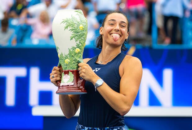 August 21, 2022, CINCINNATI, UNITED STATES: Caroline Garcia of France poses with the champions trophy after winning the final of the 2022 Western & Southern Open WTA, Tennis Damen 1000 tennis tournament against Petra Kvitova of the Czech Republic CINCINNATI UNITED STATES - ZUMAa181 20220821_zaa_a181_157 Copyright: xRobxPrangex