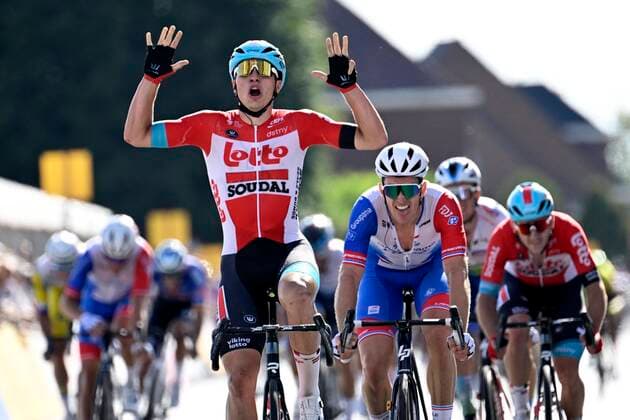 Bilder des Jahres 2022, Sport 08 August Sport Themen der Woche KW34 Sport Bilder des Tages ZOTTEGEM, BELGIUM - AUGUST 23 : De Lie Arnaud (BEL) of Lotto Soudal wins & Demare Arnaud (FRA) of Groupama - FDJ during the 2022 Egmont cycling race with start and finish in Zottegem on August 23, 2022 in Zottegem, Belgium, 23 08 2022 ( 2022 Egmont cycling race PhotoNews Panoramic 