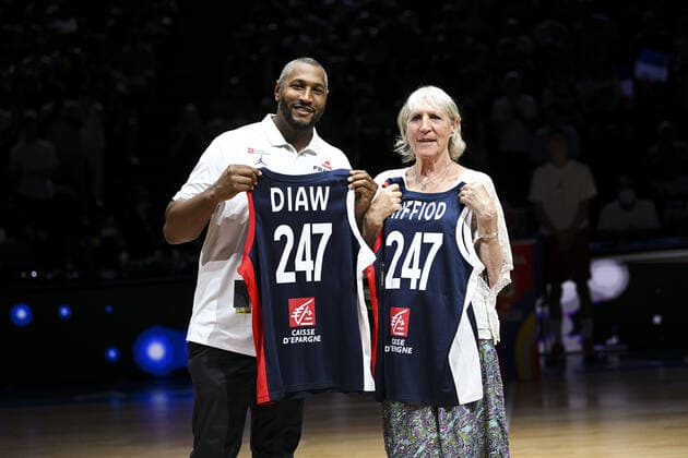 Sport Themen der Woche KW34 Sport Bilder des Tages Hommage a Boris Diaw - Manager (Fra) avec sa mere Elisabeth Riffiod BASKETBALL : France vs Republique Tcheque - Qualification coupe du Monde 2023 - 24 08 2022 JBAutissier Panoramic 