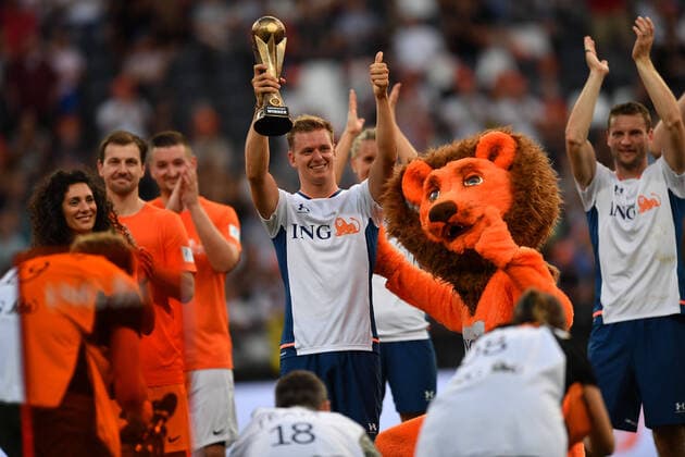 Bilder des Jahres 2022, Sport 08 August Sport Themen der Woche KW34 Sport Bilder des Tages Fußball Champions for Charity das Benefizspiel zu Ehren von Michael Schumacher am 24.08.2022 im Deutsche Bank Park in Frankfurt am Main Mick Schumacher nimmt den Pokal entgegen *** Soccer Champions for Charity the charity match in honor of Michael Schumacher on 24 08 2022 at Deutsche Bank Park in Frankfurt am Main Mick Schumacher accepts the cup xJKx