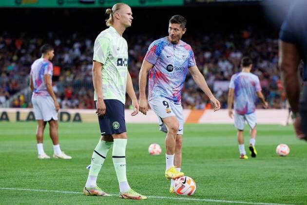 Bilder des Jahres 2022, Sport 08 August Sport Themen der Woche KW34 Sport Bilder des Tages August 24, 2022, Barcelona, Spain: Erling Haaland of Manchester City and Robert Lewandowski of FC Barcelona, Barca during the benefic friendly match to raise funds for ELA between FC Barcelona and Manchester City at Spotify Camp Nou in Barcelona, Spain. Barcelona Spain - ZUMAd159 20220824_zia_d159_011 Copyright: xGerardxFrancox