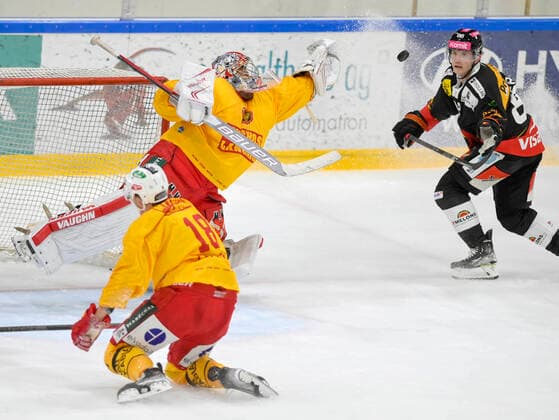 Sport Themen der Woche KW34 Torhüter Luca Boltshauser, SCL, re. Joel Vermin, SCB, SC Bern - SCL Tigers, National League, Eishockey, 24.08.2022 *** Goalkeeper Luca Boltshauser, SCL, re Joel Vermin, SCB, SC Bern SCL Tigers, National League, Ice Hockey, 24 08 2022 