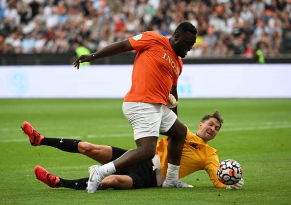 24 08 2022, xjhx, football benefit, Team Nowitzki Team Schumacher emspor, v l Gerald Asamoah Nowitzki All Stars , Rene Adler Team Schumacher DFL DFB REGULATES PROHIBIT ANY USE OF PHOTOGRAPHS as IMAGE SEQUENCES and or QUASI VIDEO Frankfurt am Main