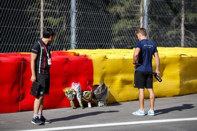 MARTINS Victor (fra), ART Grand Prix, Dallara F3, portrait bringing flowers in the Raidillon in memory of Anthoine Hubert during the 7th round of the 2022 FIA Formula 3 Championship, from August 26 to 28, 2022 on the Circuit de Spa-Francorchamps, in Francorchamps, Belgium - AUTO - FORMULA 3 2022 - BELGIUM DPPI Panoramic  00122033__V2_8440
