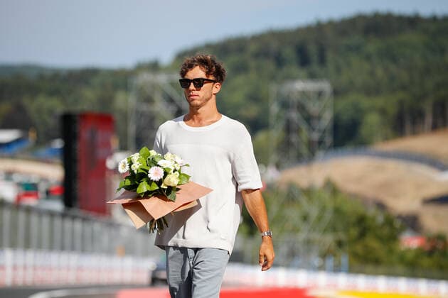 GASLY Pierre (fra), Scuderia AlphaTauri AT03, portrait bringing flowers in the Raidillon in memory of Anthoine Hubert during the Formula 1 Rolex Belgian Grand Prix 2022, 14th round of the 2022 FIA Formula One World Championship, WM, Weltmeisterschaft from August 26 to 28, 2022 on the Circuit de Spa-Francorchamps, in Francorchamps, Belgium - F1 - BELGIAN GRAND PRIX 2022 DPPI Panoramic  00122033__V2_8449