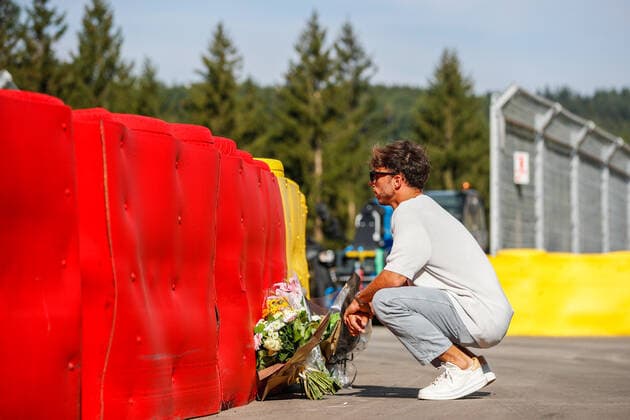 bringing flowers in the Raidillon in memory of Anthoine Hubert during the Formula 1 Rolex Belgian Grand Prix 2022, 14th round of the 2022 FIA Formula One World Championship, WM, Weltmeisterschaft from August 26 to 28, 2022 on the Circuit de Spa-Francorchamps, in Francorchamps, Belgium - F1 - BELGIAN GRAND PRIX 2022 DPPI Panoramic  00122033__V2_8477