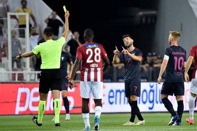 220825 Sergio Pena of Malmö FF receives a yellow card during the UEFA Europa League play off match between Sivasspor and Malmö FF on August 25, 2022 in Sivas Photo Christian Örnberg BILDBYRAN COP 166 CO0221 football football soccer fotball uefa europa league play off sivasspor malmö ff bbeng depression,  Copyright: CHRISTIANxÖRNBERG BB220825CO027
