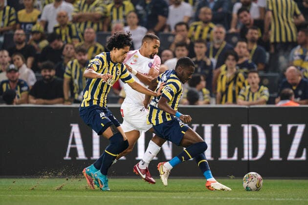 SOCCER - UEFA EL, Fenerbahce vs A.Wien ISTANBUL,TURKEY,25.AUG.22 - SOCCER - UEFA Europa League, play off, Fenerbahce Istanbul vs FK Austria Wien. Image shows Mauricio Lemos (Fenerbahce), Marvin Martins Santos Da Graca (A.Wien) and Bright Osayi-Samuel (Fenerbahce).  GEPAxpictures xJohannesxFriedl