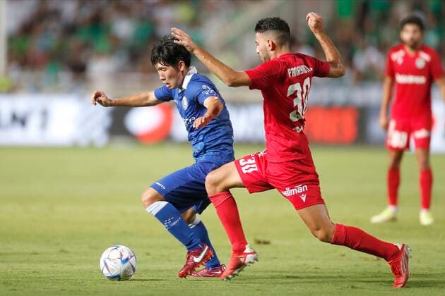 NICOSIA, CYPRUS - AUGUST 25 : Seok Hong of Gent during the UEFA Europa Conference league Fourth Qualifying Round match second leg between Omonia Nicosia and Kaa Gent on august 25, 2022 in Nicosia, Cyprus, 25 08 2022 ( Omonia Nicosia v Kaa Gent - Conference League PhotoNews Panoramic 