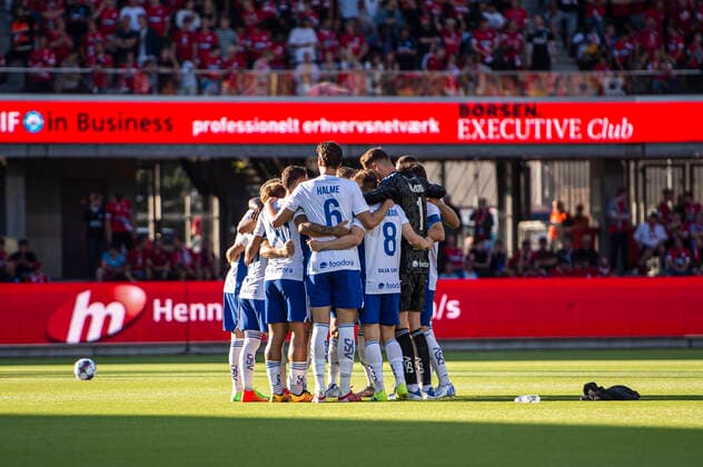 Silkeborg IF v HJK Helsinki, UEFA Europa League qualification, Silkeborg, Denmark Silkeborg, Denmark. 25th, August 2022. The players of HJK Helsinki unite in a circle during the UEFA Europa League qualification match between Silkeborg IF and HJK Helsinki at JYSK Park in Silkeborg. Silkeborg Denmark  Copyright: xGonzalesxPhoto MortenxKjaerx
