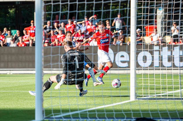Silkeborg IF v HJK Helsinki, UEFA Europa League qualification, Silkeborg, Denmark Silkeborg, Denmark. 25th, August 2022. Lukas Engel (29) of Silkeborg IF and goalkeeper Conor Hazard (1) of HJK Helsinki seen during the UEFA Europa League qualification match between Silkeborg IF and HJK Helsinki at JYSK Park in Silkeborg. Silkeborg Denmark  Copyright: xGonzalesxPhoto MortenxKjaerx